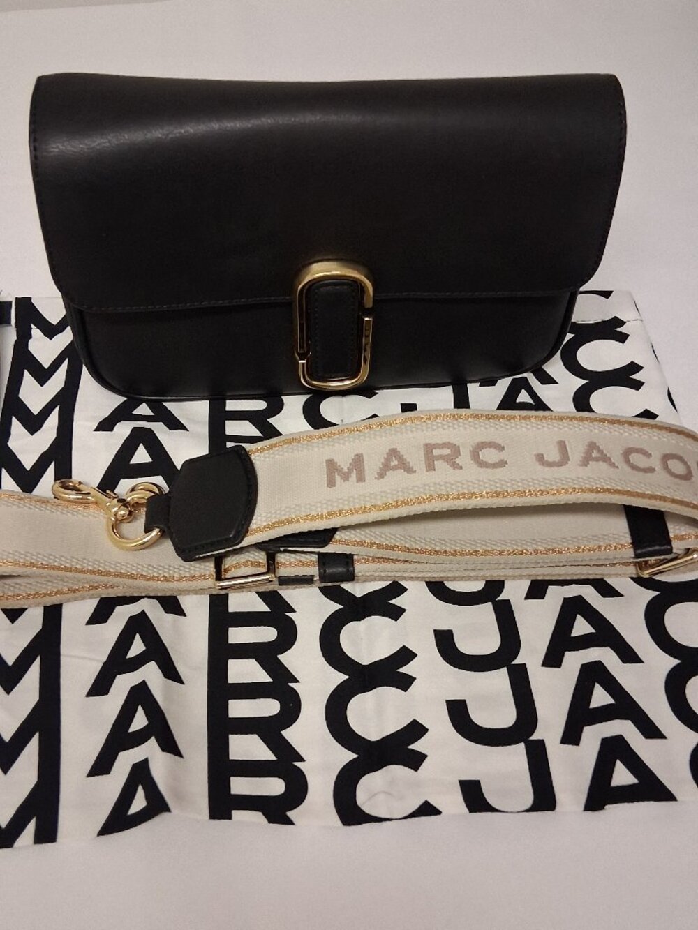 Marc Jacobs The J Marc Shoulder Bag in Leather – Black H956L01PF22-00